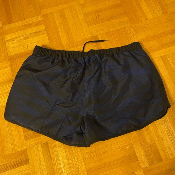 Women’s Adidas running short - size Medium - Picture 5 of 5